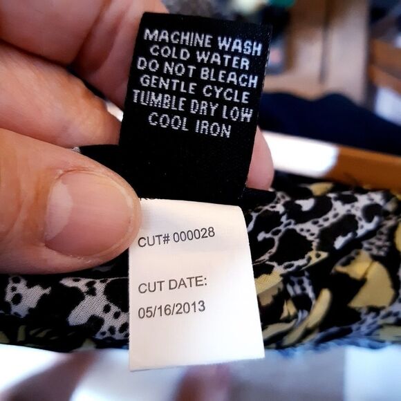 Torrid sleeveless Pleated Front Floral Blouse Sz Ox - Picture 7 of 9